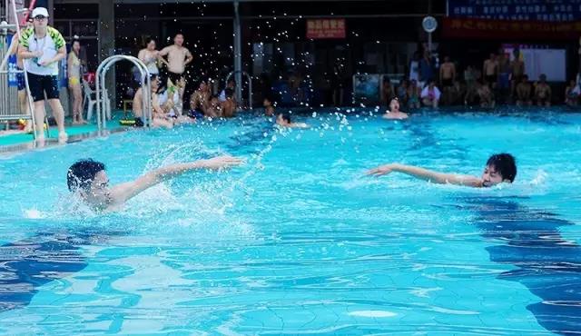 583d315209455.jpg 賽場內(nèi),他們頑強拼搏,決不放棄.jpg