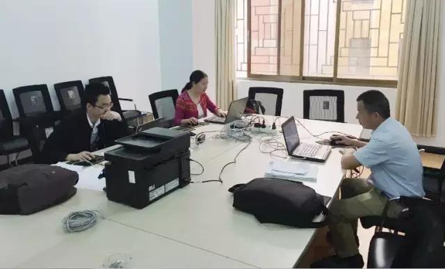 583d317c2f378.jpg 工作中,他們保持著一種簡單、積極、默契的人際關(guān)系.jpg